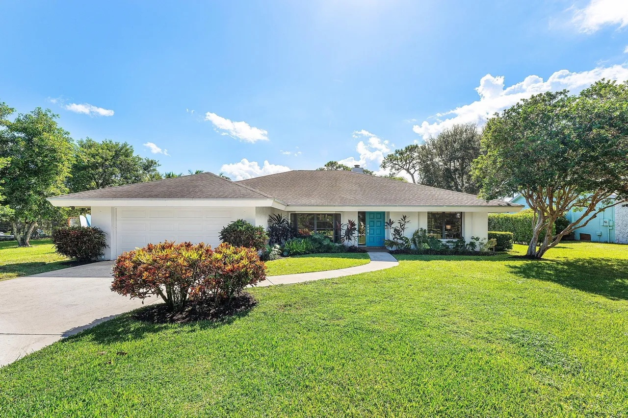 6048 Woodlake Rd, Jupiter, FL